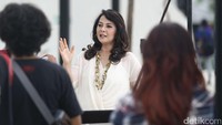 Memes saat memberikan testimoni untuk video klip.