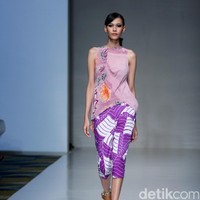 Koleksi busana Carmanita mengusung tema Love di IPMI Trend Show 2017. The Hall Lt. 8, Senayan City. Jakarta. [Foto: Mohammad Abduh/Wolipop]