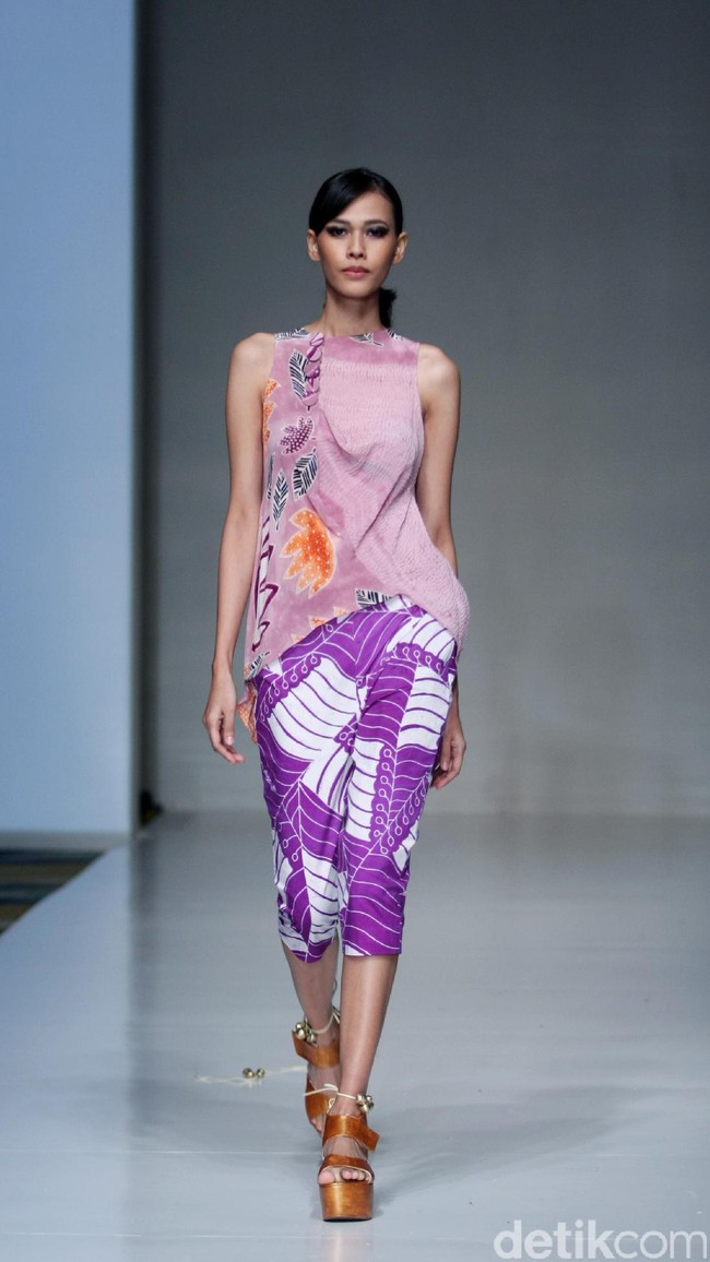 Koleksi busana Carmanita mengusung tema Love di IPMI Trend Show 2017. The Hall Lt. 8, Senayan City. Jakarta. [Foto: Mohammad Abduh/Wolipop]