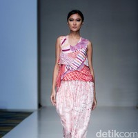 Koleksi busana Carmanita mengusung tema Love di IPMI Trend Show 2017. The Hall Lt. 8, Senayan City. Jakarta. [Foto: Mohammad Abduh/Wolipop]