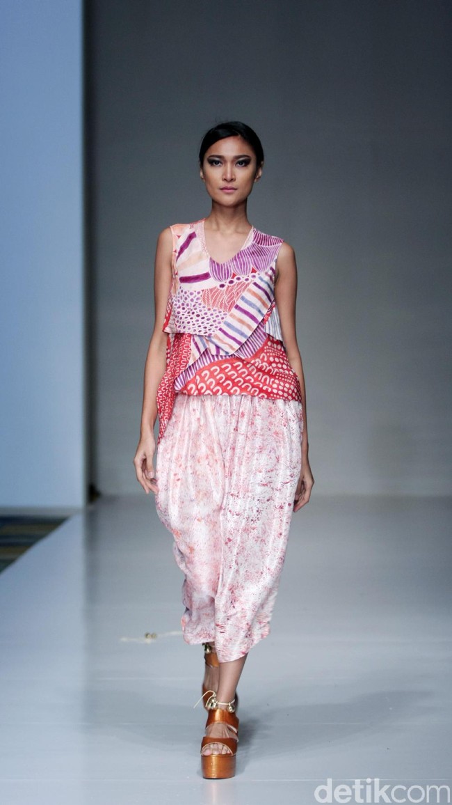 Koleksi busana Carmanita mengusung tema Love di IPMI Trend Show 2017. The Hall Lt. 8, Senayan City. Jakarta. [Foto: Mohammad Abduh/Wolipop]