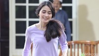 Di foto ini, dia mulai ceria karena sudah menyelesaikan syuting. Foto: Ismail/detikHOT