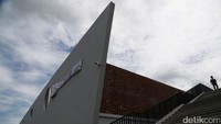 Sebelumnya Kalijodo dikenal sebagai kawasan perjudian dan prostitusi. Pemerintah Provinsi DKI Jakarta di bawah Gubernur Ahok pada 2014 berkeinginan menertibkan wilayah tersebut.