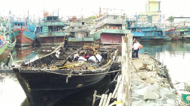  Tim KNKT membawa dinamo KM Zahro Express untuk dianalisis, Kamis (5/1/2017)