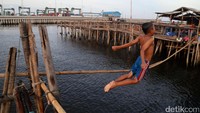 Seorang anak terjun ke air.