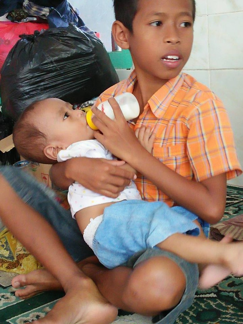 Kisah Yaser Arafat, Bocah SD yang Rawat Adiknya Saat Banjir Bima Kisah Yaser Arafat, Bocah SD yang Rawat Adiknya Saat Banjir Bima