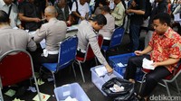 Polisi melayani warga yang akan mengurus STNK.
