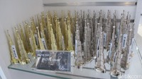 Inilah beberapa miniatur Burj Khalifa. Untuk yang ukuran sedang dibanderol mulai dari AED 65 atau sekitar Rp 237 ribu (Afif/detikTravel)