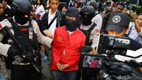 Polisi menggiring pelaku teror bom DAAI TV di Polda Metro Jaya, Jakarta, Kamis (5/1/2017).