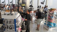 Tak sedikit pula, turis-turis yang berburu aneka suvenir di At the Top. Sambil membeli suvenir, di luar kaca terlihat lanskap Dubai yang cantik dari ketinggian. Rasanya belum ada toko suvenir yang setinggi tempat ini (Afif/detikTravel)