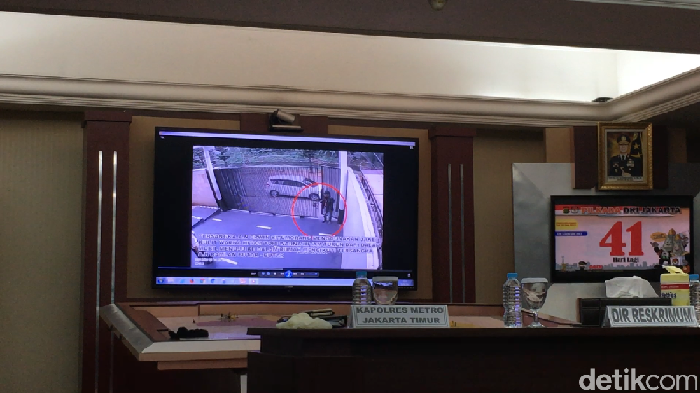 Polisi Putar Rekaman CCTV Perampokan di Pulomas