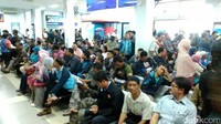 Warga menunggu antrean.