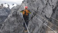 Wisata adrenalin, mendaki gunung Cartenz atau puncak Jaya Wijaya. Afif/detikTravel