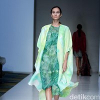 Koleksi busana Carmanita mengusung tema Love di IPMI Trend Show 2017. The Hall Lt. 8, Senayan City. Jakarta. [Foto: Mohammad Abduh/Wolipop]