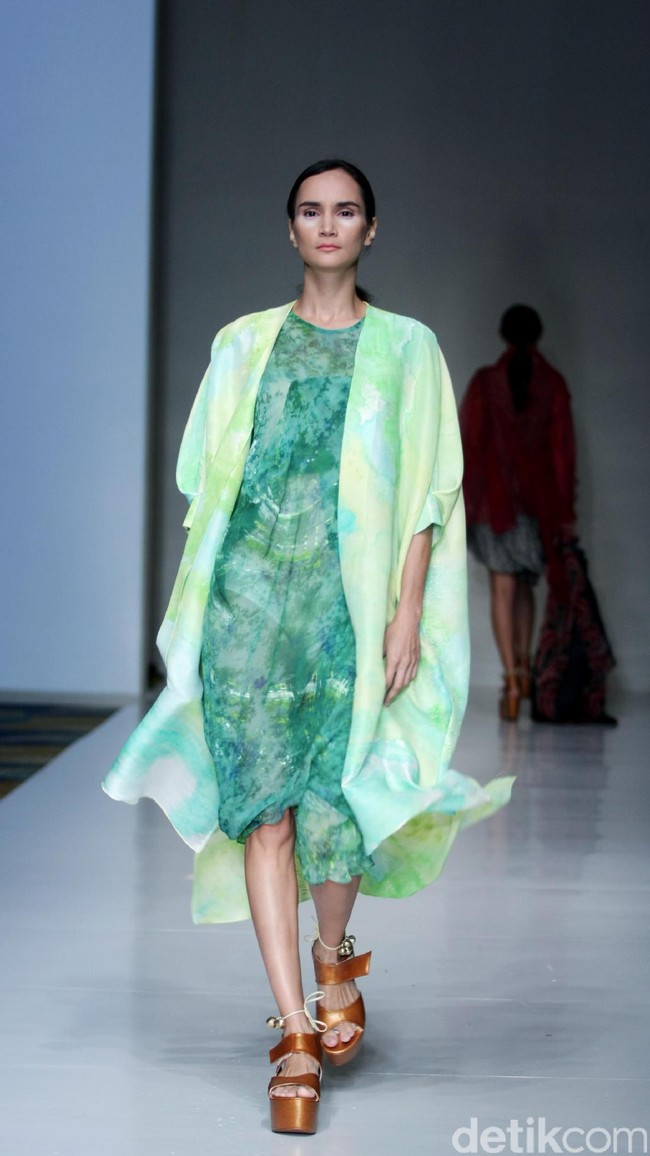 Koleksi busana Carmanita mengusung tema Love di IPMI Trend Show 2017. The Hall Lt. 8, Senayan City. Jakarta. [Foto: Mohammad Abduh/Wolipop]