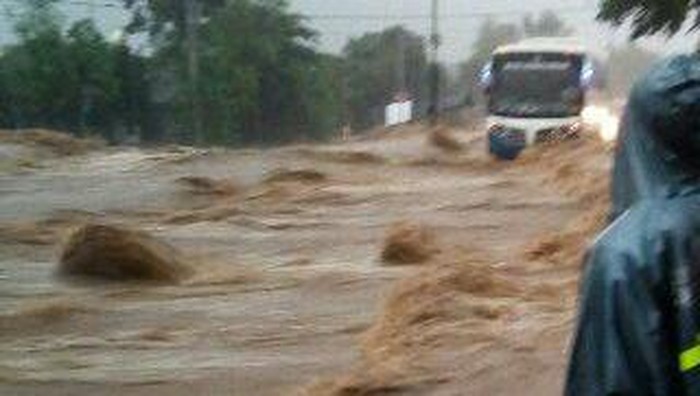 Banjir Lumpur, Kemacetan Masih Mengular di Jalur Pasuruan-Malang