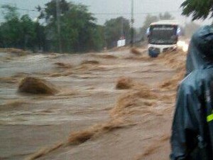 Banjir Lumpur, Kemacetan Masih Mengular di Jalur Pasuruan-Malang