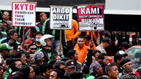 Driver GrabBike demo sambil membawa sejumlah poster, Kamis (5/1/2017).