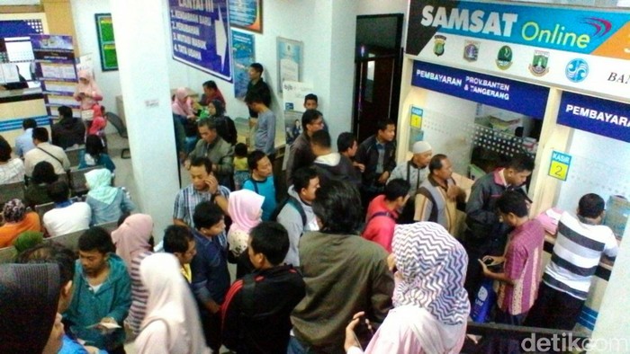 Pemerintah akan menaikkan biaya pengurusan STNK dan BPKB pada 6 Januari 2017. Jelang kenaikan biaya tersebut, Samsat Cinere, Depok, Jawa Barat, dipadati warga yang akan mengurus STNK dan BPKB.