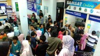 Warga mengantre untuk membayar biaya pengurusan STNK, Kamis (5/1/2016).