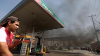Asap dari pembakaran ban bekas mengepul ke area SPBU di San Miguel Totolcingo, Meksiko. Edgard Garrido/Reuters/detikFoto.