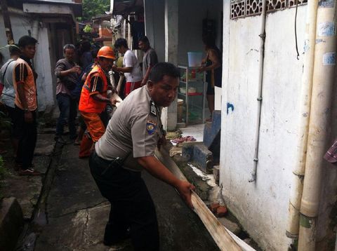  Petugas berupaya memadamkan kebakaran rumah di Jl Kwini VIII, Jakpus, Kamis (5/1/2017)