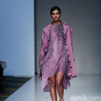 Koleksi busana Carmanita mengusung tema Love di IPMI Trend Show 2017. The Hall Lt. 8, Senayan City. Jakarta. [Foto: Mohammad Abduh/Wolipop]