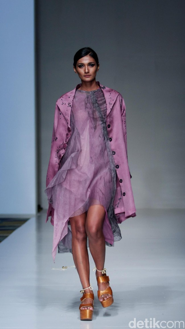 Koleksi busana Carmanita mengusung tema Love di IPMI Trend Show 2017. The Hall Lt. 8, Senayan City. Jakarta. [Foto: Mohammad Abduh/Wolipop]