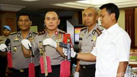 Barang bukti tersebut berupa senjata api dan senjata tajam.