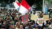 Driver GrabBike juga mengibarkan bendera merah putih.
