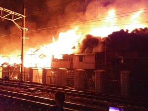 Seorang Nenek Sempat Dievakuasi dari KRL Akibat Ada Kebakaran