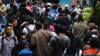 Antrean tampak membludak.