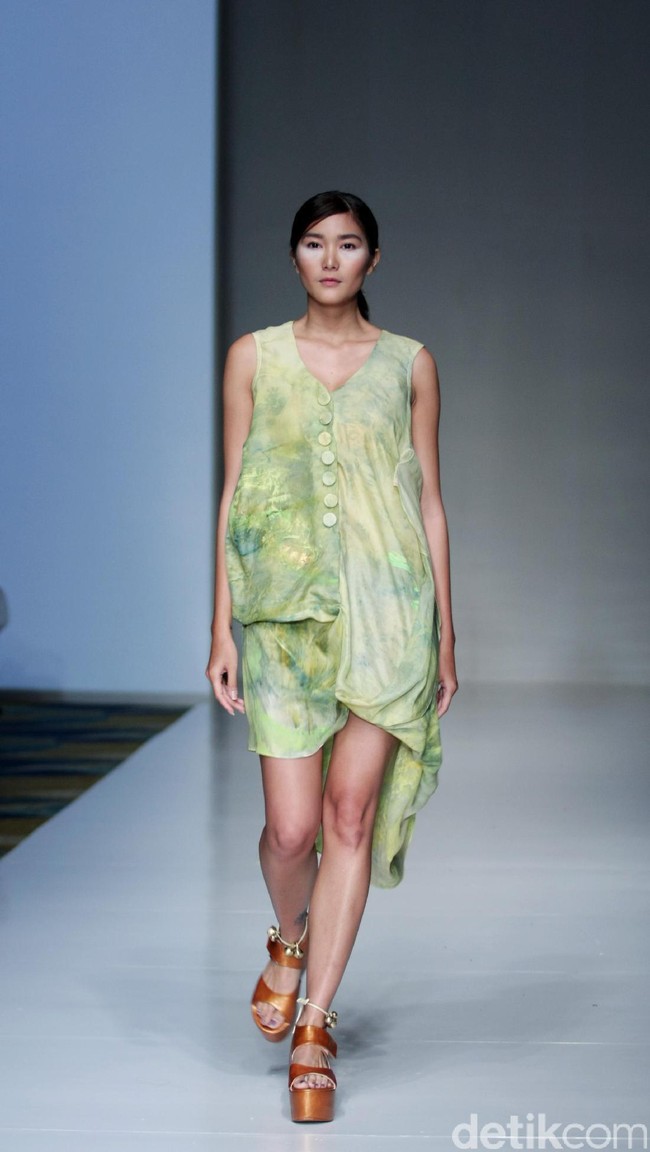 Koleksi busana Carmanita mengusung tema Love di IPMI Trend Show 2017. The Hall Lt. 8, Senayan City. Jakarta. [Foto: Mohammad Abduh/Wolipop]