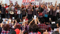 Oppie menyanyikan lagu Elo Gue Cinta Jakarta yang ia tulis untuk kampanye Ahok-Djarot.