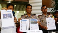 Kombes Pol Raden Prabowo Argo Yuwono saat memperlihatkan sejumlah barang bukti dihadapan media.