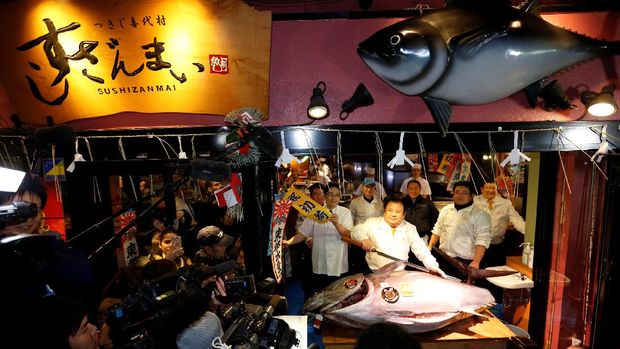 Kiyoshi Kimura bersama tuna bluefin seharga Rp 8,5 miliar