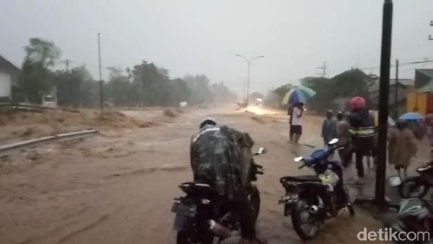 Ngerinya Banjir Lumpur di Jalur Pasuruan-Malang