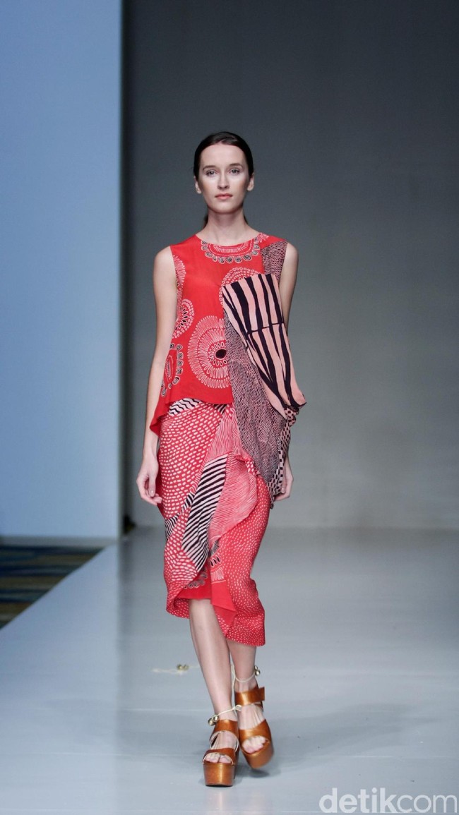 Koleksi busana Carmanita mengusung tema Love di IPMI Trend Show 2017. The Hall Lt. 8, Senayan City. Jakarta. [Foto: Mohammad Abduh/Wolipop]