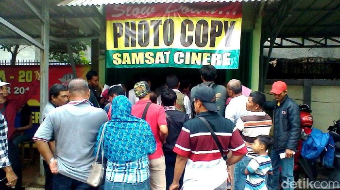 Pemerintah akan menaikkan biaya pengurusan STNK dan BPKB pada 6 Januari 2017. Jelang kenaikan biaya tersebut, Samsat Cinere, Depok, Jawa Barat, dipadati warga yang akan mengurus STNK dan BPKB.