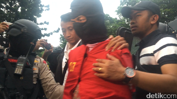 Diangkut Pakai Mobil Gegana, Ini Penampakan Peneror DAAI TV