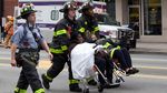 Evakuasi Korban Kecelakaan Kereta Api di New York