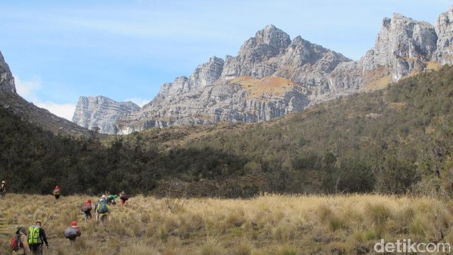 5 Gunung yang Menantang Untuk Didaki 2017