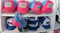 Kalau yang ini topi-topi bertuliskan Burj Khalifa. Harganya mulai dari AED 70 atau setara Rp 253 ribu (Afif/detikTravel)