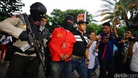 Pelaku menuliskan ancaman tersebut sebanyak dua kali. Ancaman pertama dituliskan pada pukul 12.50 WIB dan ancaman kedua ditulis selang 3 menit kemudian, tepatnya pada pukul 12.53 WIB.