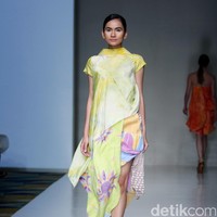 Koleksi busana Carmanita mengusung tema Love di IPMI Trend Show 2017. The Hall Lt. 8, Senayan City. Jakarta. [Foto: Mohammad Abduh/Wolipop]