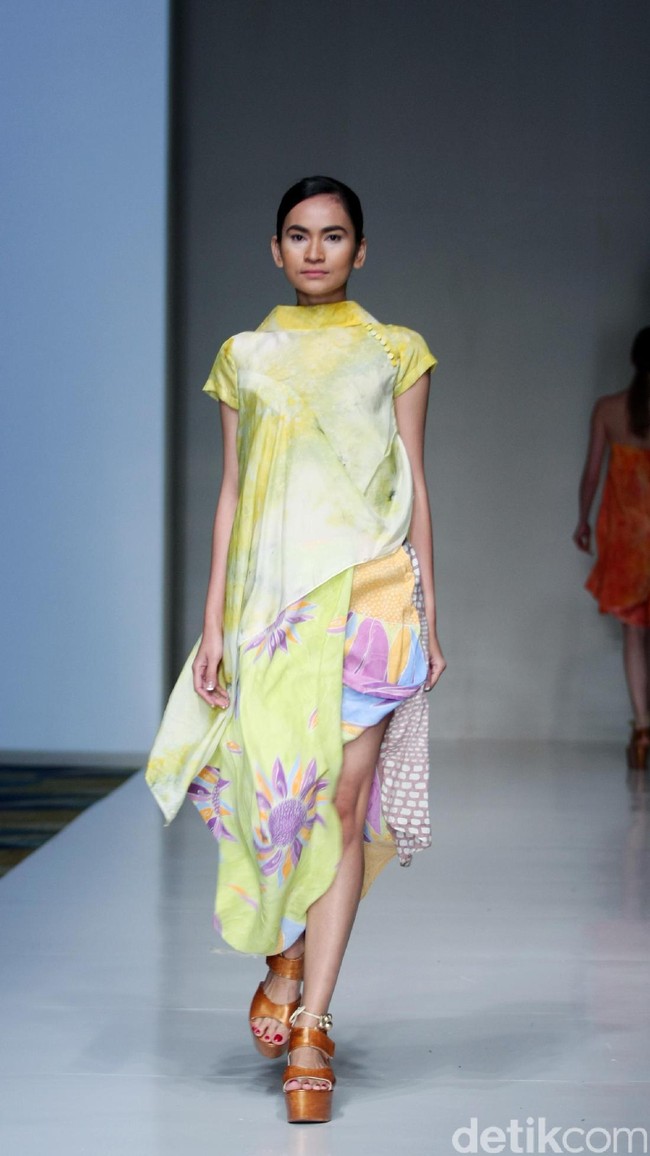 Koleksi busana Carmanita mengusung tema Love di IPMI Trend Show 2017. The Hall Lt. 8, Senayan City. Jakarta. [Foto: Mohammad Abduh/Wolipop]