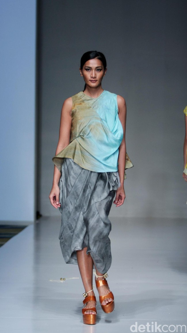 Koleksi busana Carmanita mengusung tema Love di IPMI Trend Show 2017. The Hall Lt. 8, Senayan City. Jakarta. [Foto: Mohammad Abduh/Wolipop]