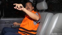 Xaveriandy merupakan terdakwa dalam kasus gula tanpa SNI di PN Padang, sementara Farizal merupakan penuntut umum. Farizal diduga membantu Xaveriandy dengan cara menyiapkan eksepsi seperti seorang pengacara.