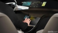 Di dalam mobil masa depan BMW akan tersedia BMW HoloActive Touch yang menampilkan antarmuka holografik untuk mengendalikan navigasi, hiburan dan komunikasi.