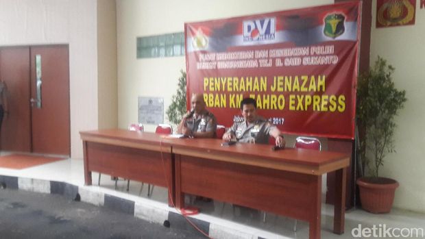  Penyerahan jenazah korban terbakarnya KM Zahro Express di RS Polri, Kamis (5/1/2017)